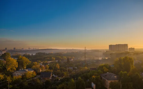 Am frühen Morgen am Stadtrand lizenzfreie Stockbilder