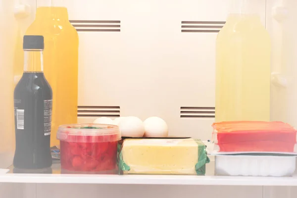 Buzdolabında yiyecek ve içecek var..