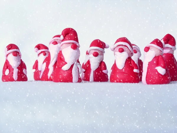 Un groupe de santas dans la neige — Photo
