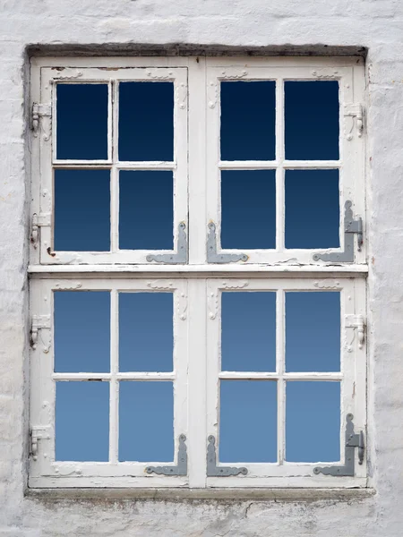 Αρχαία λευκό παράθυρο — Φωτογραφία Αρχείου