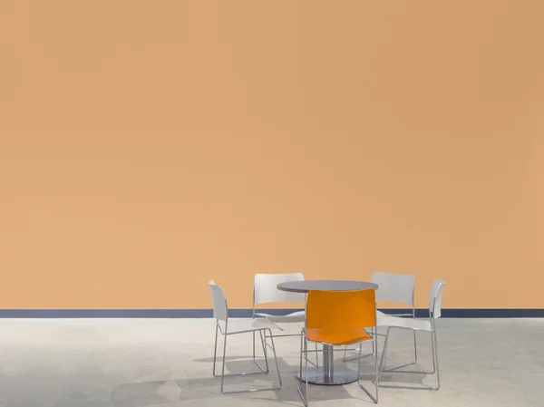 Meubilair en oranje muur — Stockfoto