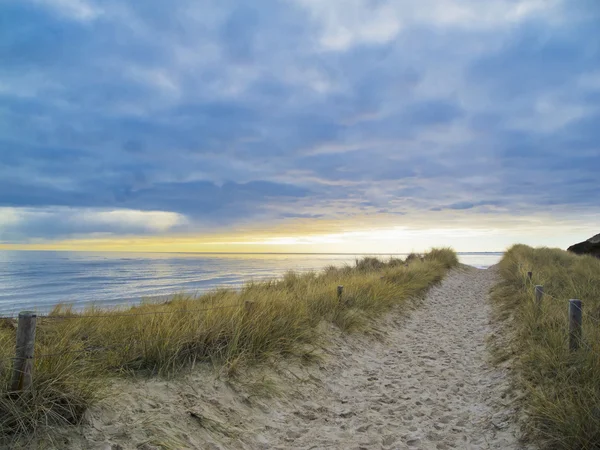 Patika günbatımı sırasında dunes içinde — Stok fotoğraf