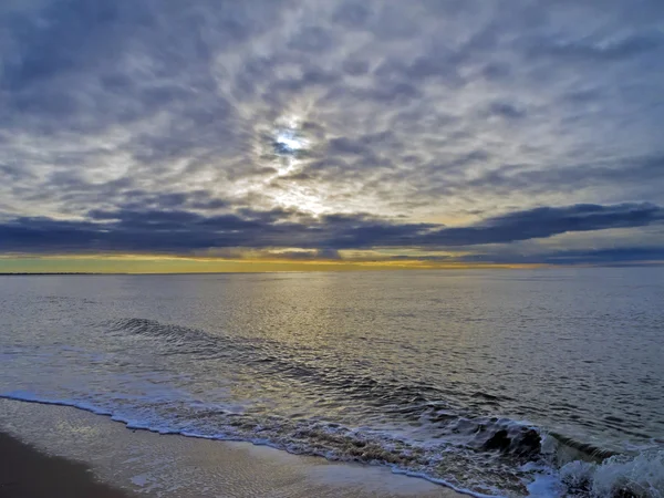 Beau coucher de soleil sur la plage — Photo