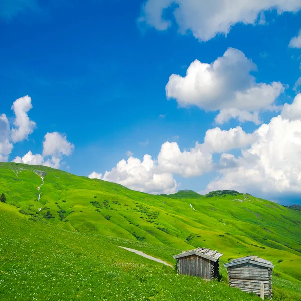 Holzhütten in den Bergen — Stockfoto