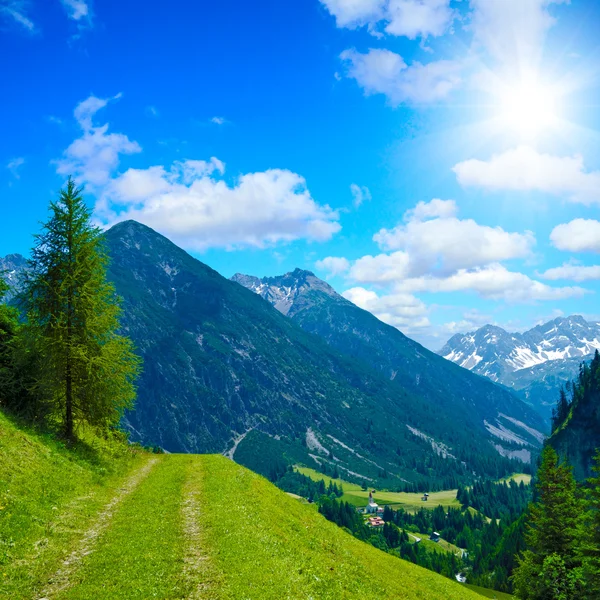 阿尔卑斯山的徒步游路径 — 图库照片