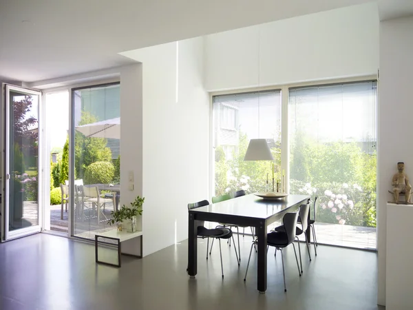 Comedor con ventanas francesas — Foto de Stock