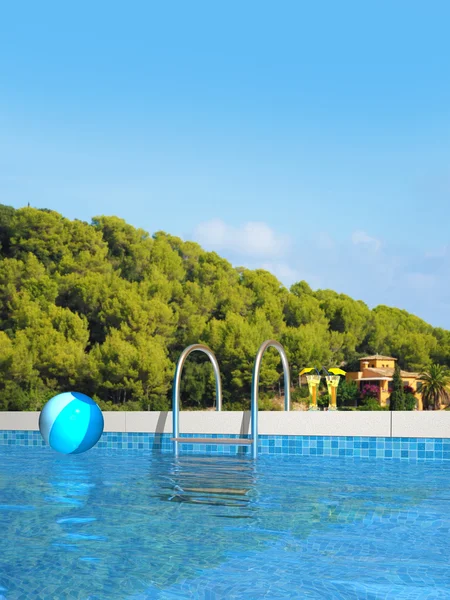 Piscine dans le paysage méditerranéen — Photo