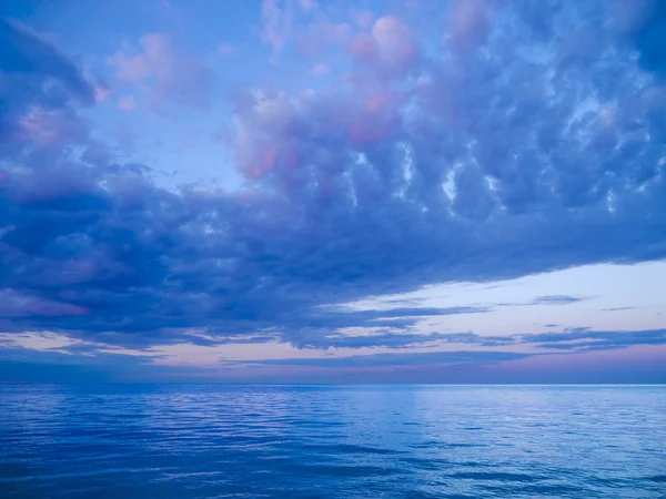 Nastrojowy niebo i morze — Zdjęcie stockowe