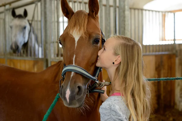 Kyss av ridergirl — Stockfoto