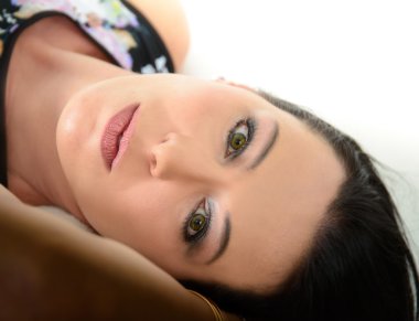 yalan söyleyen kadın portre