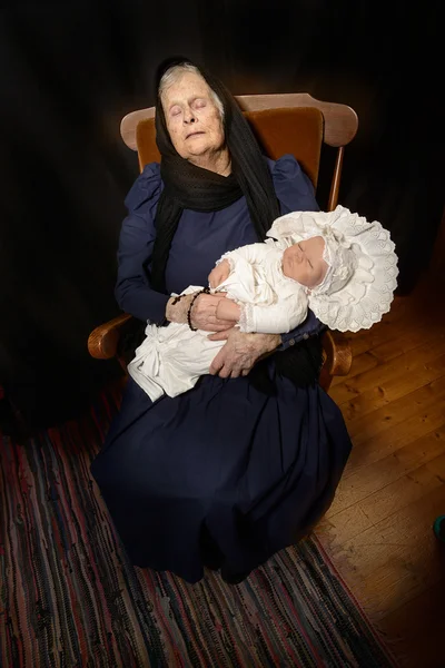 赤ちゃんと疲れている祖母 — ストック写真