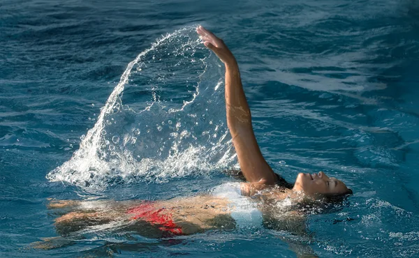 若い女性がプールでリラックス — ストック写真