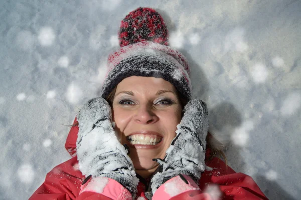 Portrait of a smiling woman in the snow — Zdjęcie stockowe