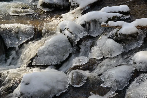 Água gelada entre pedras — Fotografia de Stock