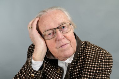 düşünceli kıdemli