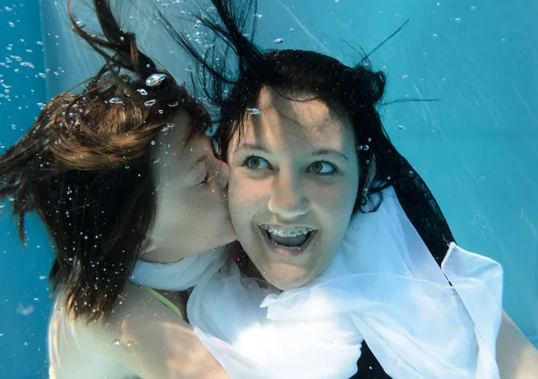 Amistad beso bajo el agua — Foto de Stock