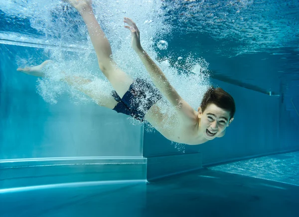 Immersione bambino in piscina — Foto Stock