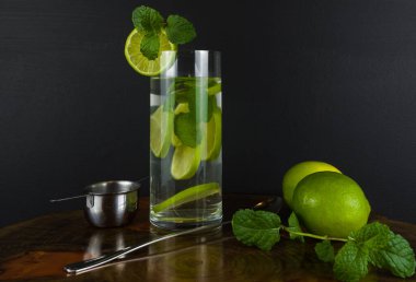 Siyah tahtada taze limonlu naneli ve limonlu mojito kokteyli. Köpüklü ferahlatıcı su. Metin için yer