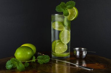 Siyah tahtada taze limonlu naneli ve limonlu mojito kokteyli. Köpüklü ferahlatıcı su. Metin için yer