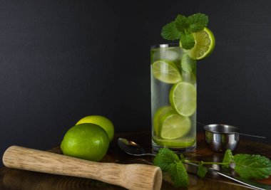 Siyah tahtada taze limonlu naneli ve limonlu mojito kokteyli. Köpüklü ferahlatıcı su. Metin için yer