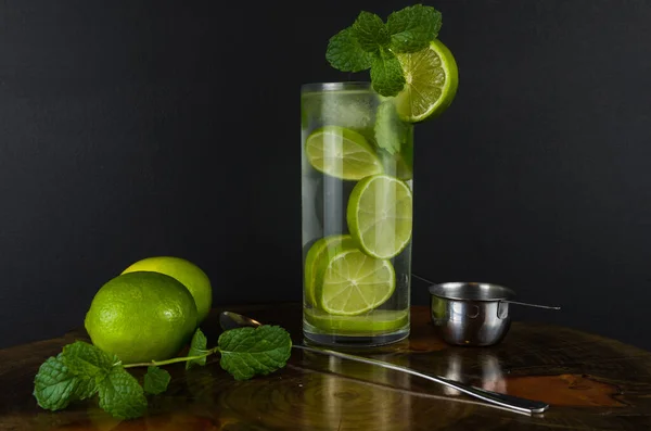 Bicchiere Mojito Cocktail Con Menta Lime Una Lavagna Nera Con — Foto Stock