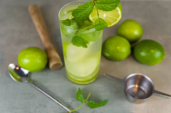 Mojito Cocktail Glass Mint Lime Gray Concrete Background Fresh Lime — Stock Photo, Image