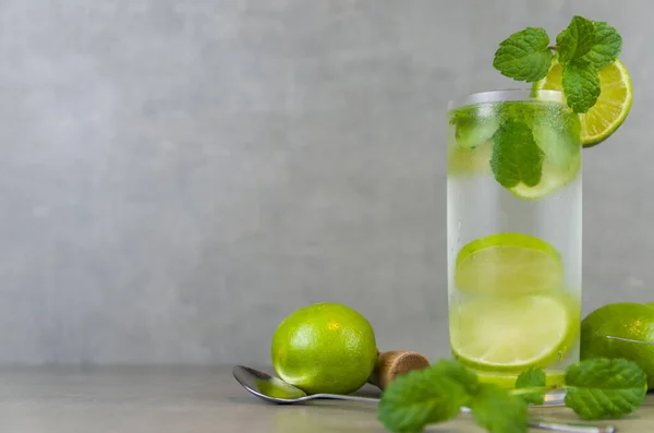 Mojito Cocktail Glass Mint Lime Gray Concrete Background Fresh Lime — Stock Photo, Image