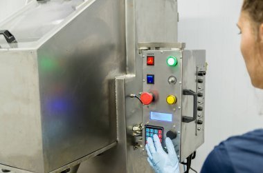 Endüstride çalışan kadın, ekipmanları ayarlıyor