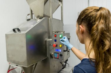 Endüstride çalışan kadın, ekipmanları ayarlıyor