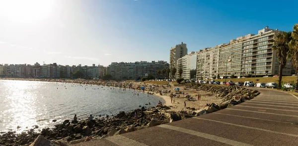 Montevideo Uruguay Januari 2022 Vacker Solnedgång Pocitos Strand Med Badande — Stockfoto