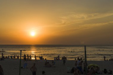 Montevideo, Uruguay - 11 Ocak 2022 - Montevideo Uruguay 'da bir yaz günü banyocularla Ramires sahilinde güzel bir gün batımı.