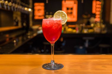 Kırmızı böğürtlenli, limonlu ve cinli lezzetli içeceklerin yakın çekimi..