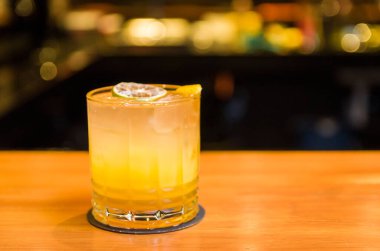 Retro bardakta lezzetli portakal ve limon içeceği yakın plan.