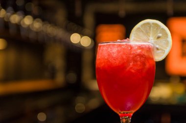 Kırmızı böğürtlenli, limonlu ve cinli lezzetli içeceklerin yakın çekimi..