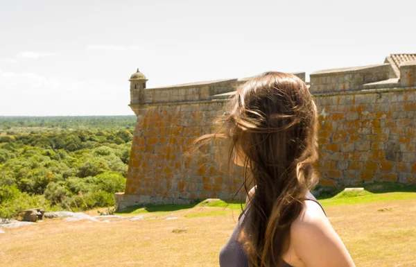Jovem Mulher Olhando Para Forte Santa Tereza Uruguai Local Turístico — Fotografia de Stock