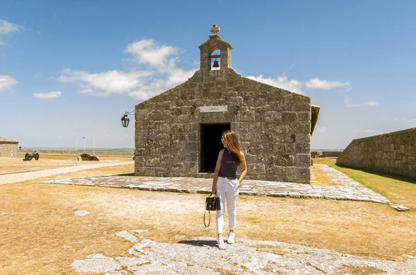 Ženská Turistka Návštěvě Forte Santa Tereza Uruguayi Významné Turistické Místo — Stock fotografie