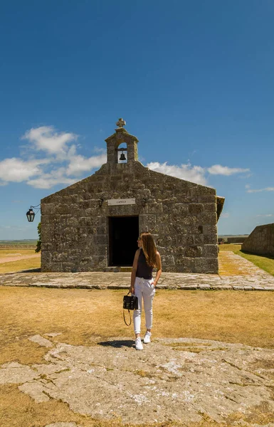 Ženská Turistka Návštěvě Forte Santa Tereza Uruguayi Významné Turistické Místo — Stock fotografie