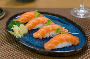 Lezzetli kaliteli somon nigiri mavi el yapımı tabak süslemeli