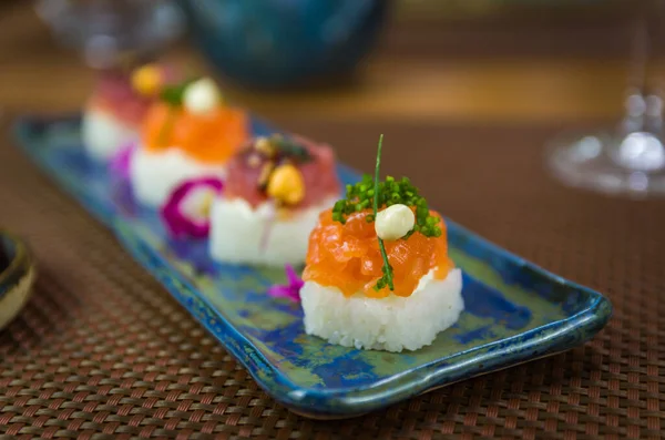 Delicioso Sushi Oshizushi Salmón Atún Primera Calidad Batera Sushi Plato —  Fotos de Stock
