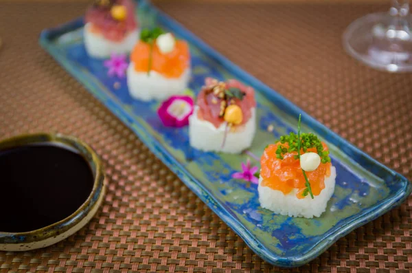 Delicioso Sushi Oshizushi Salmón Atún Primera Calidad Batera Sushi Plato —  Fotos de Stock