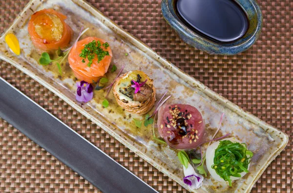 Platter Decorated Different Flavors Elegant Gunkan Sushi Salmon Tuna Halibut — Stock Photo, Image