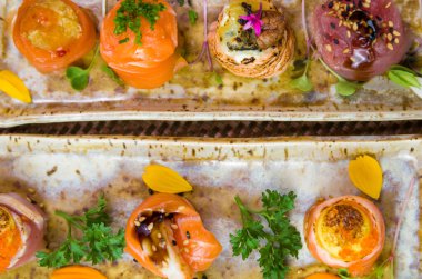 Farklı çeşnilerle süslenmiş zarif suşi tabağı. Seçici odak.