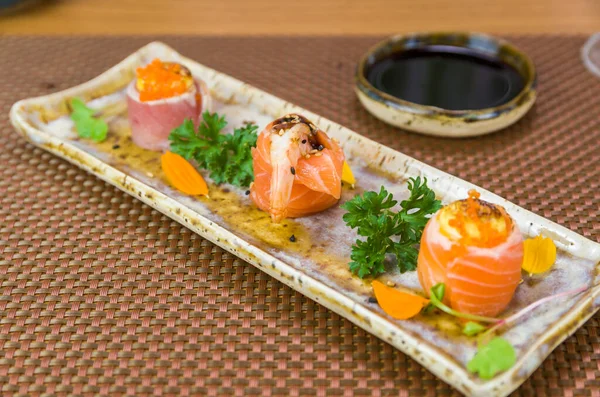 Platou Decorat Diferite Arome Sushi Elegant Focalizare Selectivă Fotografie de stoc