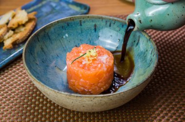 Adam soya sosunu güzel bir tabakta somon tartarına çeviriyor..