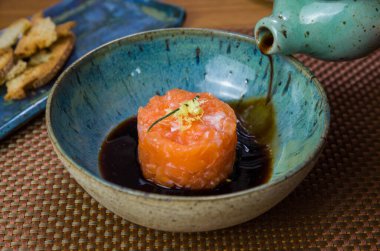 Adam soya sosunu güzel bir tabakta somon tartarına çeviriyor..