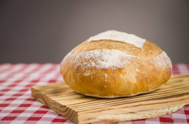 Güzel Ekşi Ekmek kadınların ellerinde ve bulanık arka planda.