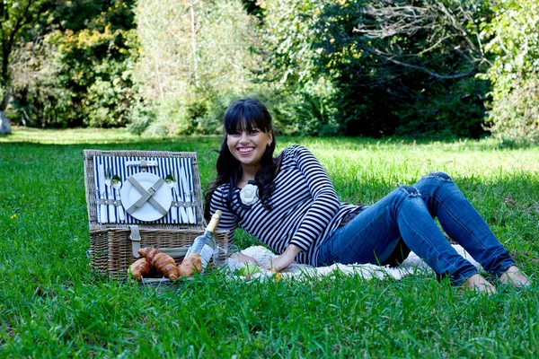 Young girl with picnic basket — Stock Photo, Image