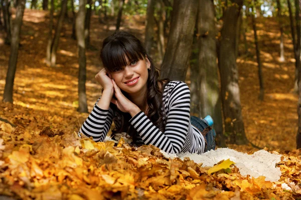 gülümseyen kız parkta