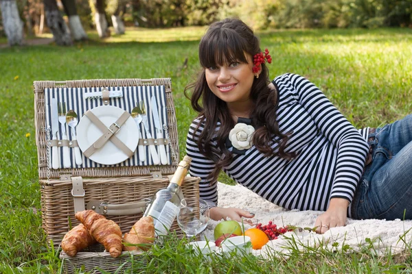 Young girl with picnic basket in the park — Stock Photo, Image