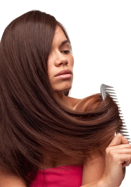 Mooi meisje met lange haren kammen — Stockfoto